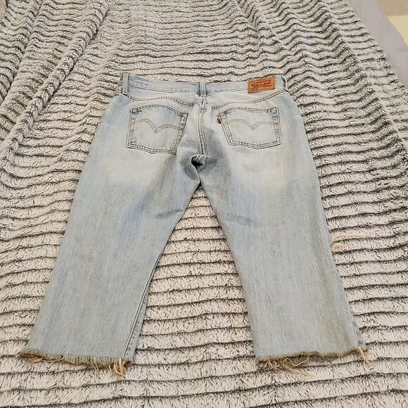 Light wash, button fly, seriously distressed, majorly cropped jeans size 29! - Picture 6 of 10